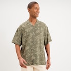 La Halle Aire-sur-la-Lys - Promo Chemise légère texturée manches courtes vert kaki homme Promo Chemise légère texturée manches courtes vert kaki homme à 25,99 € dans le catalogue La Halle à Aire-sur-la-Lys