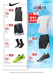 Offre Vêtements dans le catalogue Intersport du moment à la page 11