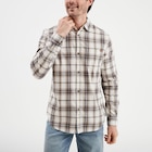 Chemise droite manches retroussées beige homme en promo chez La Halle Chemise droite manches retroussées beige homme dans le catalogue La Halle