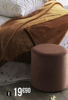 Pouf Simply en velour terracotta - Géant Casino à Nantes Pouf Simply en velour terracotta en promo chez Géant Casino Nantes à 19,90 €