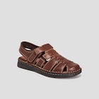 Sandales à scratch en cuir marron homme en promo chez La Halle Sandales à scratch en cuir marron homme dans le catalogue La Halle