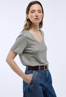 Promo T-shirt manches courtes col métallisé en lin à 15,59 € dans le catalogue Monoprix Narbonne à Narbonne