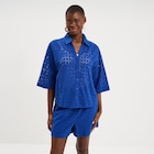 Chemise broderie anglaise coton bleu electrique femme dans le catalogue La Halle