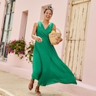 Robe longue plissée sans manches col V vert émeraude femme - La Halle à Aulnay-sous-Bois Robe longue plissée sans manches col V vert émeraude femme en promo chez La Halle Aulnay-sous-Bois à 39,99 €