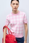 Pull manches courtes motif vichy en promo chez Monoprix Margaret Pull manches courtes motif vichy dans le catalogue Monoprix Margaret