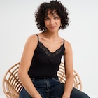 Débardeur côtelé avec dentelle noir femme dans le catalogue La Halle