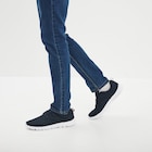 Baskets plates running crantées bleu marine homme en promo chez La Halle Baskets plates running crantées bleu marine homme dans le catalogue La Halle
