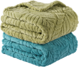 Promo PLAID JACQUARD SHERPA à 6,99 € dans le catalogue Auchan Hypermarché à Quintal