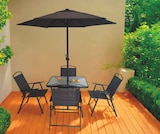 Table de jardin rectangulaire avec 4 chaises et un parasol en promo chez Maxi Bazar Villepinte à 149,99 €