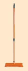 Balai d'extérieur avec brosse incurvée en promo chez Intermarché Super Balai d'extérieur avec brosse incurvée dans le catalogue Intermarché Super