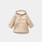 Parka imperméable doublée à capuche couleur argent bébé fille en promo chez La Halle Parka imperméable doublée à capuche couleur argent bébé fille dans le catalogue La Halle