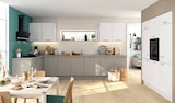 Küche Kristallweiß mit Absetzung in Achatgrau bei Segmüller im Mannheim Prospekt für 3.799,00 €
