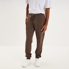 La Halle Cogolin - Promo Pantalon jogging droit molleton marron chocolat homme Promo Pantalon jogging droit molleton marron chocolat homme à 15,99 € dans le catalogue La Halle à Cogolin