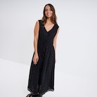 Promo Robe longue broderie anglaise coton noir femme à 39,99 € dans le catalogue La Halle à Lille