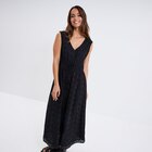 Promo Robe longue broderie anglaise coton noir femme à 39,99 € dans le catalogue La Halle à Loriol-sur-Drôme