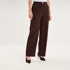 Pantalon droit effet crêpe à pinces marron foncé femme - La Halle Pantalon droit effet crêpe à pinces marron foncé femme à 25,99 € dans le catalogue La Halle