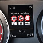 Volkswagen - Verkehrszeichenerkennung zum Nachrüsten Angebot im Prospekt Verkehrszeichenerkennung zum Nachrüsten bei Volkswagen im Prospekt "" für 343,90 €