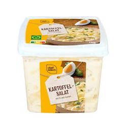 Kartoffelsalat mit Ei und Gurken
