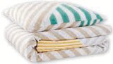Parure housse de couette 140x200cm + 1 taie d'oreiller 63x63cm en promo chez Super U Parure housse de couette 140x200cm + 1 taie d'oreiller 63x63cm dans le catalogue Super U