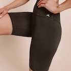 Promo Short cycliste de sport taille haute noir femme à 15,99 € dans le catalogue La Halle à Meyzieu
