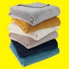 Promo Plaid Flanelle 130x160CM à 4,95 € dans le catalogue Hyper U à Saintes