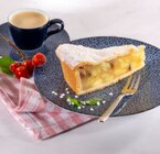 Aktuelles Gedeckte Apfeltorte mit einer Tasse Kaffee Angebot bei XXXLutz Möbelhäuser in Regensburg ab 3,90 €