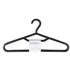 Lot de 6 cintres en plastique - SIMPL en promo chez Carrefour Lot de 6 cintres en plastique - SIMPL dans le catalogue Carrefour