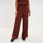 Pantalon effet gaufré fluide bordeaux femme en promo chez La Halle Villeurbanne à 19,99 €
