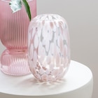 Vase en verre ecailles rose à 7,99 € dans le catalogue B&M