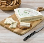 Brie farci à l'ail des ours ou brie farci aux tomates, poivrons et romarin - DUO ROYAL - Super U à Saint-Denis Brie farci à l'ail des ours ou brie farci aux tomates, poivrons et romarin - DUO ROYAL en promo chez Super U Saint-Denis à 16,99 €
