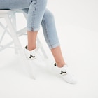 La Halle Honfleur - Promo Tennis à lacets détails pailletés Creeks vert kaki femme Promo Tennis à lacets détails pailletés Creeks vert kaki femme à 17,99 € dans le catalogue La Halle à Honfleur