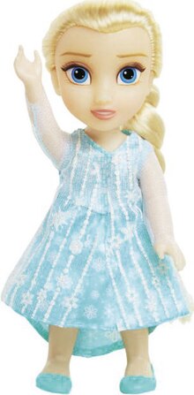 Poupée - Jakks dans le catalogue Géant Casino Poupée 15 cm + Figurine - Jakks à 12,90 € en promo chez Géant Casino