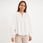 Blouse brodée col tunisien coton blanc femme en promo chez La Halle Blouse brodée col tunisien coton blanc femme dans le catalogue La Halle