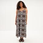 Promo Robe longue fluide à fines bretelles noir femme grande taille à 20,99 € dans le catalogue La Halle à Gannat