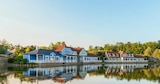 Aktuelles Kanadische Ferienhäuser, Champagnerkeller und Wasserabenteuer auf einem wundervollen See Angebot bei Center Parcs in Duisburg ab 325,00 €