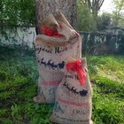 Toile effet jute imprimé sac cadeaux de Noël rouge 150 cm en promo chez Décor Discount Toile effet jute imprimé sac cadeaux de Noël rouge 150 cm dans le catalogue Décor Discount