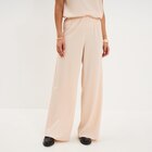 Pantalon effet gaufré fluide beige femme - La Halle à Asnières-sur-Seine Pantalon effet gaufré fluide beige femme en promo chez La Halle Asnières-sur-Seine à 19,99 €
