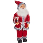 Père Noël debout dans le catalogue Carrefour