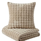 Lot plaid + coussin - TEX HOME - Carrefour à Marseille Lot plaid + coussin - TEX HOME en promo chez Carrefour Marseille à 14,99 €
