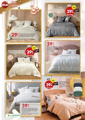 Couches Angebote im Prospekt "I love Idées Cadeaux" von Maxi Bazar auf Seite 8