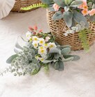 Bouquet de fleurs artificielles en promo chez B&M Créteil à 4,99 €