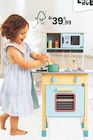 Ma première cuisine en bois en promo chez JouéClub Ma première cuisine en bois dans le catalogue JouéClub