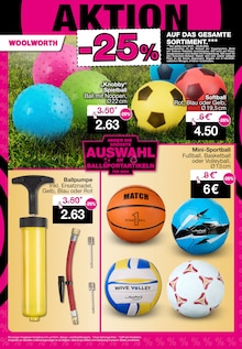 Basketball im Woolworth Prospekt "Aktuelle Angebote" mit 29 Seiten (Stuttgart)