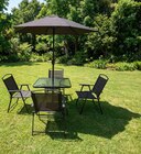 Table de jardin avec 4 chaises et un parasol en promo chez Maxi Bazar Antony à 129,99 €