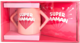 Auchan Hypermarché Vélizy-Villacoublay - Promo COFFRET MUG SUPER MAMAN Promo COFFRET MUG SUPER MAMAN à 14,95 € dans le catalogue Auchan Hypermarché à Vélizy-Villacoublay