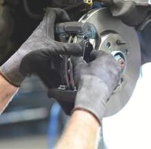 Vulco Avrillé - Remplacement des plaquettes de frein avant Promo Remplacement des plaquettes de frein avant dans le catalogue Vulco "Recevez jusqu'à 120€ en carte cadeau wedoogift" à Avrillé