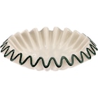 dm-drogerie markt Bernsbach - Servierschälchen aus Steingut, geriffelt offwhite/dunkelgrün (13x13x3 cm) Angebot im Prospekt Servierschälchen aus Steingut, geriffelt offwhite/dunkelgrün (13x13x3 cm) bei dm-drogerie markt im Bernsbach Prospekt für 3,95 €