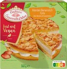 Mandel-Bienenstich Torte von Coppenrath & Wiese für 3,69 € bei REWE im Angebot Mandel-Bienenstich Torte von Coppenrath & Wiese im aktuellen REWE Prospekt