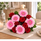 Bouquet duo de roses et germinis dans le catalogue Carrefour
