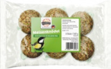 Raiffeisenmarkt - Wildvogelfutter Meisenknödel mit Netz Angebot im Prospekt Wildvogelfutter Meisenknödel mit Netz bei Raiffeisenmarkt im Prospekt "" für 1,49 €